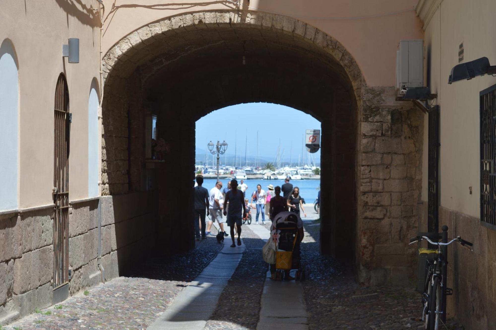 B&B Gaudi Альгеро Экстерьер фото